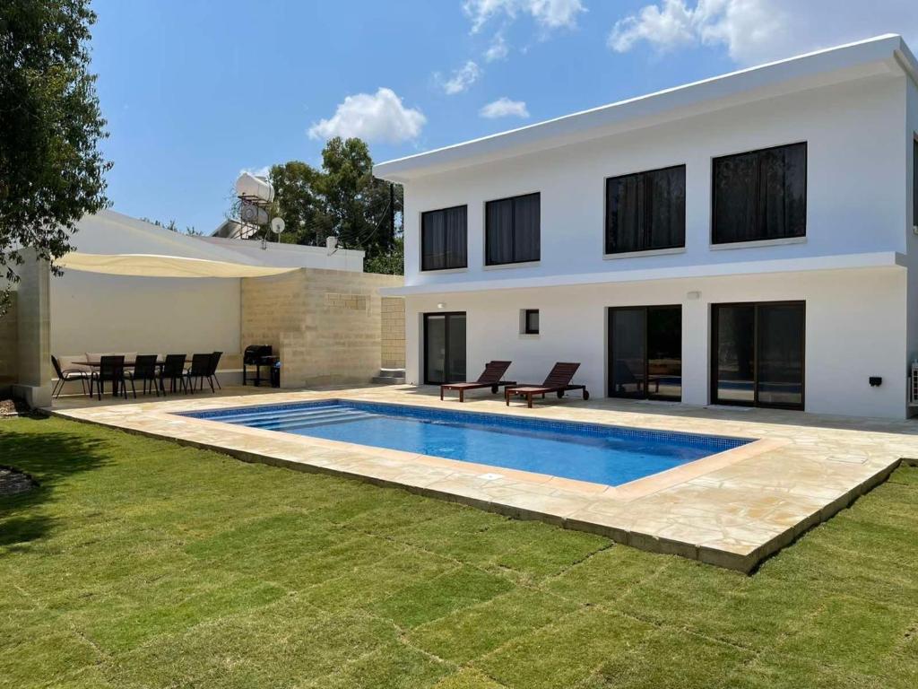 Villa Athasia’s private swimming pool and garden in Giolou
